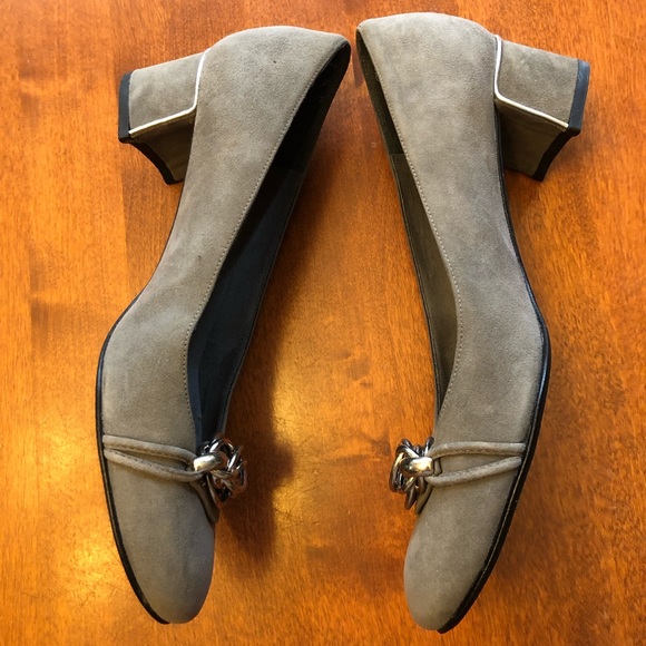 Stuart Weitzman Gray Suede pumps. Size 7.5 - Picture 3 of 7